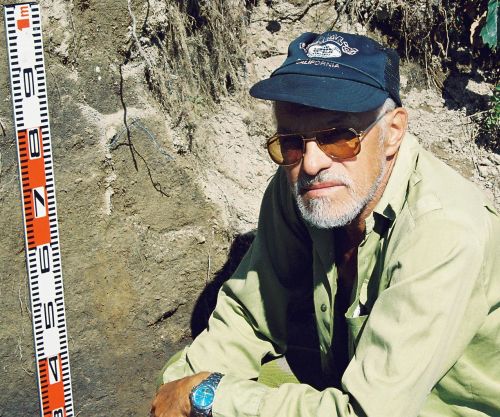 Юрий Михайлович Васильев так и не успел исследовать амурскую «Страну курганов». Река Кур, 2004 г.