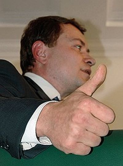 Большую часть назначенного ему наказания бывший мэр Владивостока Владимир Николаев отбыл, находясь за границей. Фото: Игорь Онучин /  Коммерсантъ