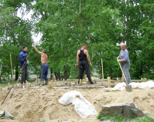 Строится основание памятного знака