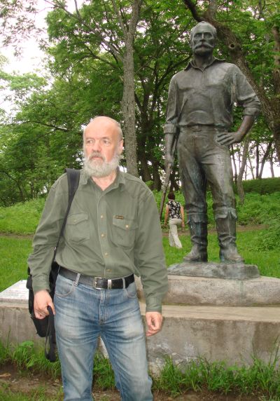 Автор статьи - Владимир Иванов-Ардашев - у памятника М.И. Янковскому, Сидеми, 2011 год.