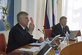 Думцы под началом Сергея Хохлова (слева) проголосовали вопреки позиции губернатора Вячеслава Шпорта (справа). Фото: Евгений Переверзев / Коммерсантъ