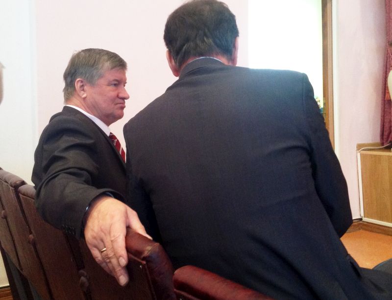 На первом ряду, рядом со мной, сидел депутат Госдумы РФ от Хабаровского края и ЕАО Сергей Штогрин, но и он не стал вмешиваться в конфликт