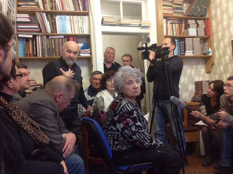 Общее собрание Хабаровского краевого отделения «Всероссийское общество охраны памятников истории и культуры» (ВООПИиК). На переднем плане: ответственный секретарь отделения ВООПИиК Тамара Бессолицына, выступает: краевед Юрий Ефименко 