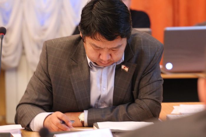 Константин Анатольевич патриотично носит юбилейные часы Якутской городской думы.