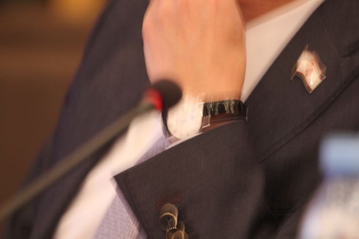 Относительно скромная модель выполнена в корпусе из серебра 925 пробы.