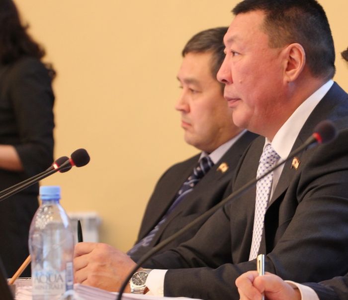 Руководитель депутатской фракции «Единая Россия» в Якутской городской Думе выбирает часы с кварцевым хронографом «Certina», с корпусом из нержавеющей стали с сапфировым стеклом