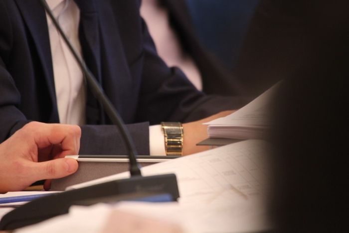 Александр Джурович носит на правой руке ту же модель часов, что и Айсен Сергеевич - марку "Rado" коллекции "Integral" в том же дизайне с позолотой. Вместо стекла у часов изогнутый сапфировый кристалл, часы отличаются легкостью и повторяют все линии руки. Средняя цена - 65 000 руб. 