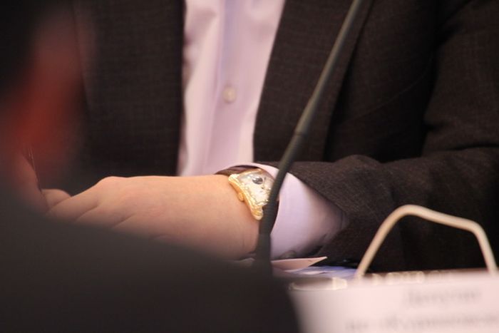 Виктор Николаевич - сторонник элегантного стиля. Его запястье украшают утонченные часы «Frédérique Constant» классического традиционного дизайна. Выполненные в позолоченном корпусе часы из линейки «Carree Moonphase & Date» оснащены счетчиком фаз луны.