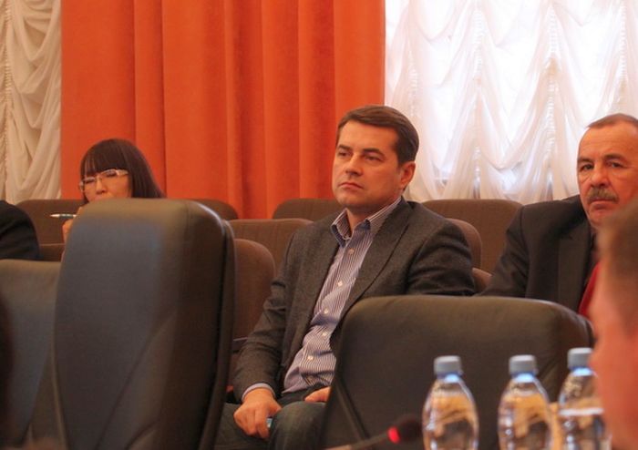 Игорь Валерьевич сверяет время по часам «Montblanc» в корпусе из легированной стали с черным циферблатом, автоматическим механизмом, оснащенным функцией хронографа, индикатором даты, задней крышкой из сапфирового стекла, черным керамическим ободком, черной керамической заводной головкой, браслетом из легированной стали и черной керамики с тройной раскладывающейся застежкой, водонепроницаемость до 30 метров.