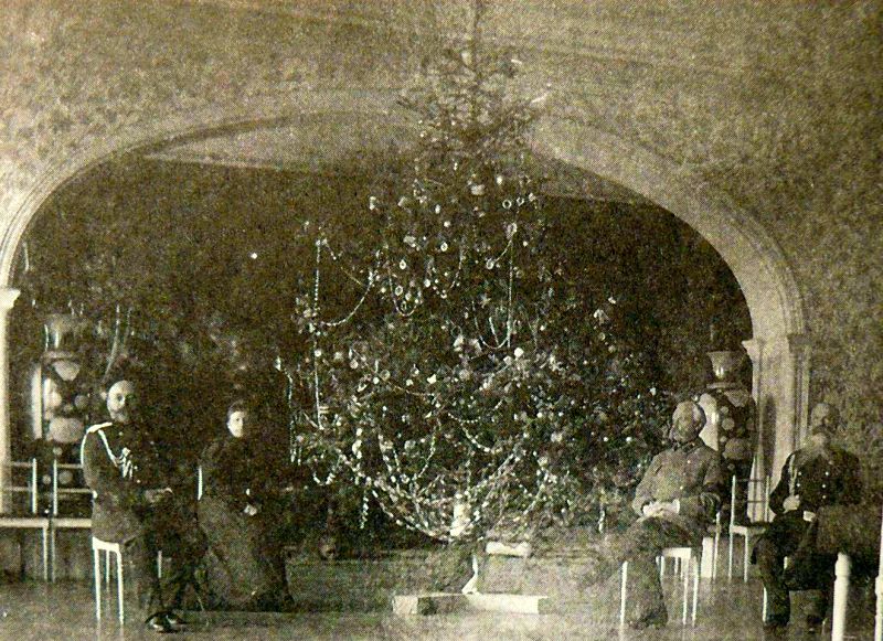 В.Ф. Духовская и Н.И. Гродеков слева от елки